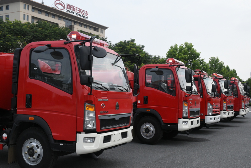 六辆重汽豪沃水罐洒水車(chē) 检验合格准备发車(chē)